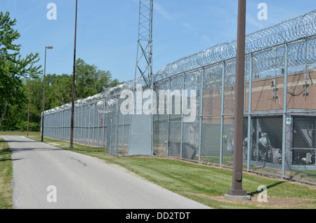 Clôture de périmètre à la prison à sécurité maximale pour les mineurs à Omaha au Nebraska. Banque D'Images