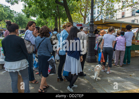 Paris, France, les gens Food Shopping Marché de producteurs, dans le quartier de la Bastille, la queue, la queue à cale sur le Boulevard Richard Lenoir Banque D'Images