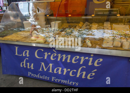 Paris, France, exposition, fromagerie française dans le marché fermier en plein air, dans le quartier de la Bastille, stands fromagerie Paris Banque D'Images