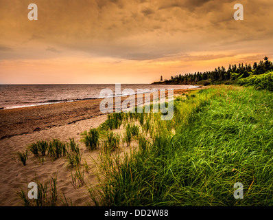 La plage et le phare du cap Jourimain situé au Nouveau-Brunswick Canada hdr avec ciel dramatique Banque D'Images