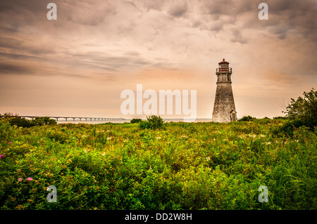 Phare du cap Jourimain situé au Nouveau-Brunswick Canada hdr avec ciel dramatique Banque D'Images