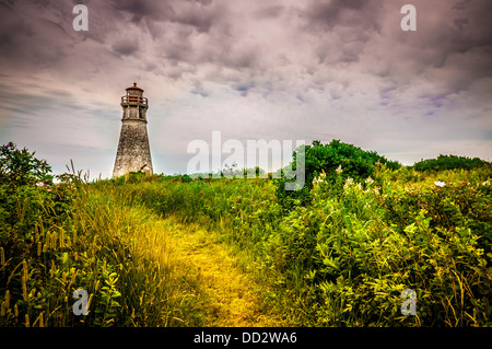 Phare du cap Jourimain situé au Nouveau-Brunswick Canada hdr avec ciel dramatique Banque D'Images