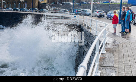 Pays de Galles Aberystwyth UK, samedi 24 août 2013 Les vagues d'une marée haute et des rafales de vent apporter vagues se briser dans la promenade à Aberystwyth, sur le week-end férié d'août. Crédit photo : Keith morris/Alamy Live News Banque D'Images