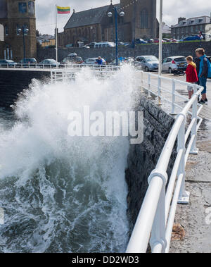 Pays de Galles Aberystwyth UK, samedi 24 août 2013 Les vagues d'une marée haute et des rafales de vent apporter vagues se briser dans la promenade à Aberystwyth, sur le week-end férié d'août. Crédit photo : Keith morris/Alamy Live News Banque D'Images