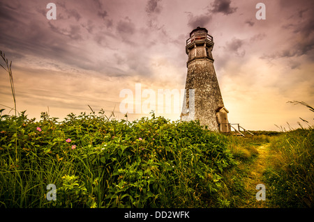 Phare du cap Jourimain situé au Nouveau-Brunswick Canada hdr avec ciel dramatique Banque D'Images