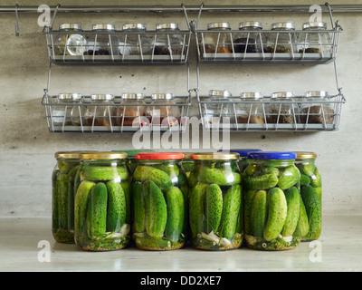 Les concombres vert marinés sur comptoir de cuisine Banque D'Images