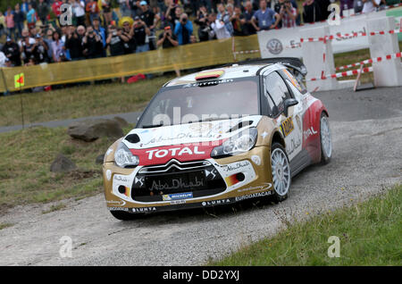 Baumholder, Allemagne. Août 24, 2013. Pilote de rallye espagnol Dani Sordo et Carlos del Barrio en voiture à travers le blindage sur la zone d'entraînement militaire au cours de la onzième concours de l'ADAC Rallye Deutschland près de Baumholder, Allemagne, 24 août 2013. Photo : Thomas Frey/dpa/Alamy Live News Banque D'Images