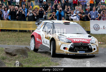 Baumholder, Allemagne. Août 24, 2013. Pilote de rallye espagnol Dani Sordo et Carlos del Barrio en voiture à travers le blindage sur la zone d'entraînement militaire au cours de la onzième concours de l'ADAC Rallye Deutschland près de Baumholder, Allemagne, 24 août 2013. Photo : Thomas Frey/dpa/Alamy Live News Banque D'Images