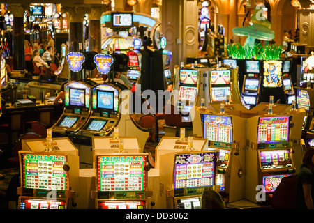 Les machines à sous dans un casino à l'hôtel Tropicana, Las Vegas Banque D'Images