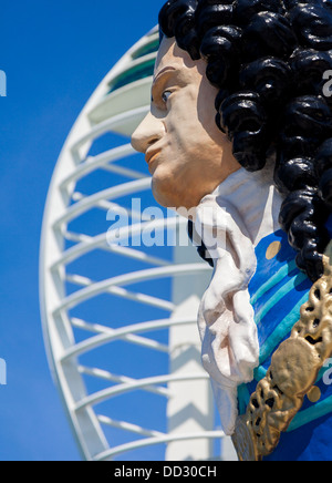 Proue de navire et Spinnaker Tower, GUNWHARF QUAYS, Portsmouth, Hampshire, Angleterre Banque D'Images