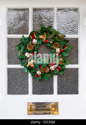 Couronne de Noël sur porte avant d'une maison Banque D'Images