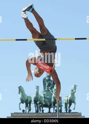 Athlète allemand Raphael Holzdeppe en action à l'athlétisme 'Berlin vole à la porte de Brandebourg à Berlin, Allemagne, 24 août 2013. Un total de huit finalistes de la Coupe du Monde à Moscou prendront part à la compétition. Photo : RAINER JENSEN Banque D'Images