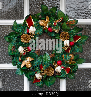 Close up of Christmas wreath accroché sur une porte Banque D'Images