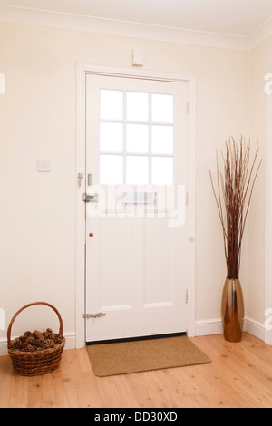 Couloir contemporain dans une maison avec une porte avant blanc Banque D'Images