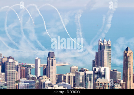 Vue aérienne de Chicago IL Une équipe de voltige effectuant près du John Hancock Building. Banque D'Images