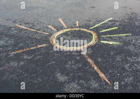 Dessin soleil sur l'asphalte par les craies Banque D'Images