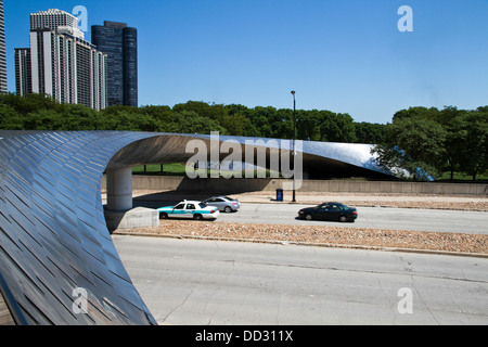 États-unis, Illinois, Chicago, le Millennium Park, pont piétonnier BP (BP) Pont, construit en 2004 par Frank Gehry Banque D'Images