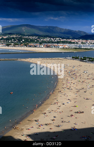 L'été sur la plage bondée Hondarribia dans le nord de l'Espagne avec l'embouchure de la rivière Bidasoa et Hendaye Plage en France dans l'arrière-plan Banque D'Images