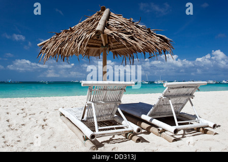 Parasol avec chaise longues on tropical beach, Boracay, Philippines Banque D'Images