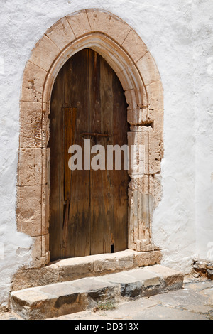 Porte en bois voûté historique d'une ancienne église espagnole Banque D'Images