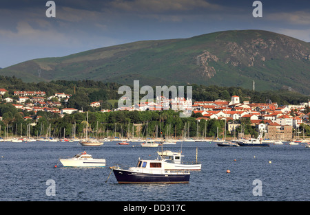 Bateaux et yachts amarrés sur la Bidassoa à Hendaye dans le Pays Basque Français frontière avec l'Espagne. Banque D'Images