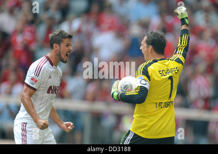 Munich, Allemagne. Août 24, 2013. De Nuremberg par Nilsson (L) et le gardien Raphael Schaefer cheer après Munich non atteint de mort au cours de la Bundesliga match FC Bayern Munich et 1. FC Nuremberg à l'Allianz Arena de Munich, Allemagne, 24 août 2013. Photo : Andreas GEBERT (ATTENTION : En raison de la lignes directrices d'accréditation, le LDF n'autorise la publication et l'utilisation de jusqu'à 15 photos par correspondance sur internet et dans les médias en ligne pendant le match.)gust 2013. Photo : Andreas GEBERT/dpa/Alamy Live News Banque D'Images