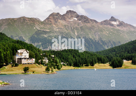 Suisse - St Moritz - le lac - montagne en toile de fond spectaculaire - pentes boisées - Blue Water - l'été du soleil - les nuages Banque D'Images