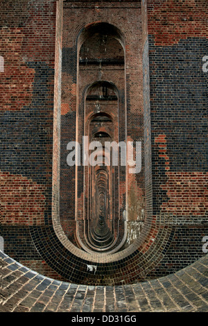 Structure en appui sous le viaduc ferroviaire Balcombe dans West Sussex. Banque D'Images