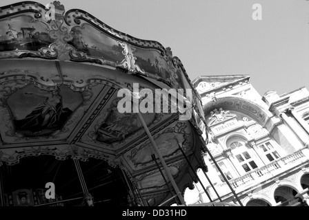 Photo noir et blanc du carrousel vintage et de théâtre à Avignon, Provence, France Banque D'Images