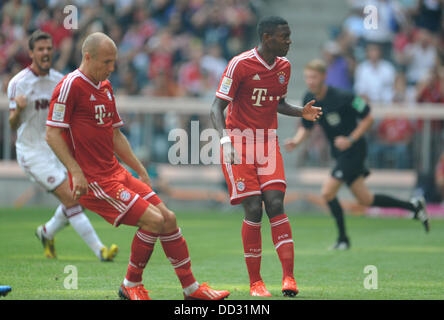 Munich, Allemagne. Août 24, 2013. David Alaba (R) de Munich est agacé sur son penalty manqué alors que son collègue de l'équipe d'Arjen Robben regarde vers le bas au cours de la Bundesliga match FC Bayern Munich et 1. FC Nuremberg à l'Allianz Arena de Munich, Allemagne, 24 août 2013. Photo : Andreas GEBERT (ATTENTION : En raison de la lignes directrices d'accréditation, le LDF n'autorise la publication et l'utilisation de jusqu'à 15 photos par correspondance sur internet et dans les médias en ligne pendant le match.)/dpa/Alamy Live News Banque D'Images