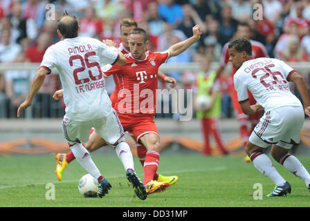 Munich, Allemagne. Août 24, 2013. Franck Ribery de Munich (C) et de Nuremberg Javier Pinola (L) et Timothy Chandler rivalisent pour la balle au cours de la Bundesliga match FC Bayern Munich et 1. FC Nuremberg à l'Allianz Arena de Munich, Allemagne, 24 août 2013. Photo : Andreas GEBERT (ATTENTION : En raison de la lignes directrices d'accréditation, le LDF n'autorise la publication et l'utilisation de jusqu'à 15 photos par correspondance sur internet et dans les médias en ligne pendant le match.)/dpa/Alamy Live News Banque D'Images