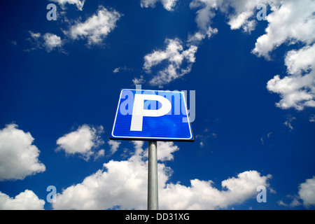 Parking sign contre ciel bleu et nuages blancs. Banque D'Images