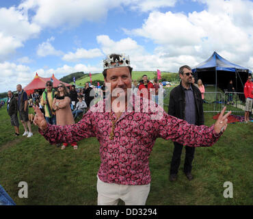 Royaume-uni Aberystwyth, Pays de Galles, samedi 24 août 2013 fans apprécier le beau temps et les bandes à jouer à la grande fête de la musique, hommage à la périphérie de Aberystwyth, Pays de Galles uniquement du music festival consacré exclusivement aux auteurs et couvre les bandes. Week-end férié d'août 2013. Crédit photo : Keith morris/Alamy Live News Banque D'Images