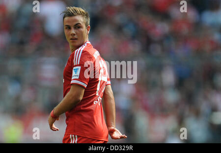 Munich, Allemagne. Août 24, 2013. Mario Goetze de Munich fait un retour au cours de la Bundesliga match FC Bayern Munich et 1. FC Nuremberg à l'Allianz Arena de Munich, Allemagne, 24 août 2013. Photo : Andreas GEBERT (ATTENTION : En raison de la lignes directrices d'accréditation, le LDF n'autorise la publication et l'utilisation de jusqu'à 15 photos par correspondance sur internet et dans les médias en ligne pendant le match.)/dpa/Alamy Live News Banque D'Images