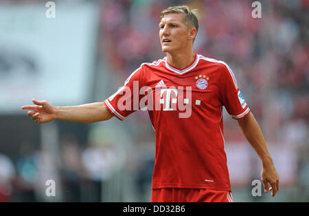 Munich, Allemagne. Août 24, 2013. Bastian Schweinsteiger Munich réagit au cours de la Bundesliga match FC Bayern Munich et 1. FC Nuremberg à l'Allianz Arena de Munich, Allemagne, 24 août 2013. Photo : Andreas GEBERT (ATTENTION : En raison de la lignes directrices d'accréditation, le LDF n'autorise la publication et l'utilisation de jusqu'à 15 photos par correspondance sur internet et dans les médias en ligne pendant le match.)gust 2013. Photo : Andreas GEBERT/dpa/Alamy Live News Banque D'Images