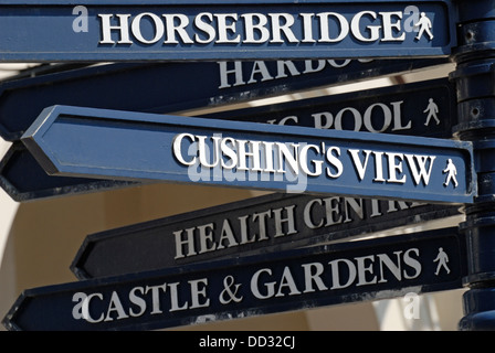 Whitstable, Kent, Angleterre, Royaume-Uni. Panneau routier qui met en évidence des sites touristiques - 'View' de Cushing, nommée d'après Peter Cushing résident local Banque D'Images