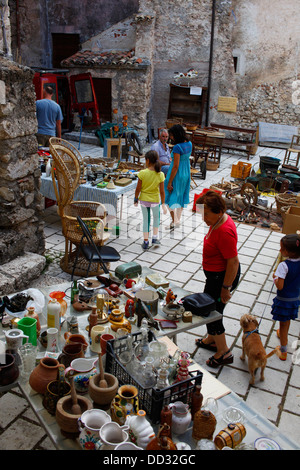 Antiquités et objets de collection en vente à Santo Stefano di Sessanio, Italie. Banque D'Images