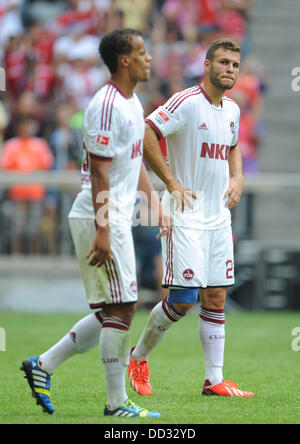 Munich, Allemagne. Août 24, 2013. Le Timothy Chandler (L) et Berkay Dabanli sont déçus après la Bundesliga match FC Bayern Munich et 1. FC Nuremberg à l'Allianz Arena de Munich, Allemagne, 24 août 2013. Photo : Andreas GEBERT (ATTENTION : En raison de la lignes directrices d'accréditation, le LDF n'autorise la publication et l'utilisation de jusqu'à 15 photos par correspondance sur internet et dans les médias en ligne pendant le match.)gust 2013. Photo : Andreas GEBERT/dpa/Alamy Live News Banque D'Images