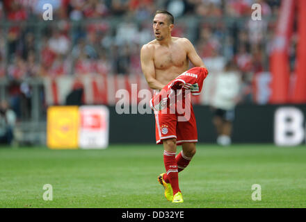 Munich, Allemagne. Août 24, 2013. Franck Ribery de Munich met sa chemise sur le dos après avoir célébré l'objectif de 1-0 au cours de la Bundesliga match FC Bayern Munich et 1. FC Nuremberg à l'Allianz Arena de Munich, Allemagne, 24 août 2013. Photo : Andreas GEBERT (ATTENTION : En raison de la lignes directrices d'accréditation, le LDF n'autorise la publication et l'utilisation de jusqu'à 15 photos par correspondance sur internet et dans les médias en ligne pendant le match.)/dpa/Alamy Live News Banque D'Images