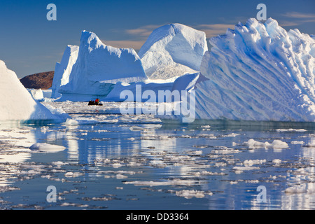 Les croisières entre les icebergs à Ø Røde, Scoresby Sund, Groenland Banque D'Images