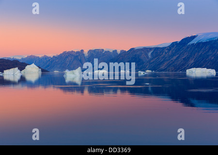 Coucher du soleil dans le fjord, Scoresby Sund Røde, Groenland Banque D'Images