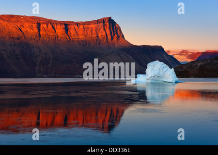 Lever du soleil dans le fjord, Scoresby Sund Røde, Groenland Banque D'Images