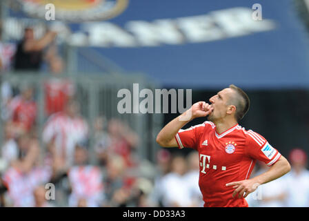 Munich, Allemagne. Août 24, 2013. Franck Ribery de Munich est ennuyé pendant la Bundesliga match FC Bayern Munich et 1. FC Nuremberg à l'Allianz Arena de Munich, Allemagne, 24 août 2013. Photo : Andreas GEBERT (ATTENTION : En raison de la lignes directrices d'accréditation, le LDF n'autorise la publication et l'utilisation de jusqu'à 15 photos par correspondance sur internet et dans les médias en ligne pendant le match.)/dpa/Alamy Live News Banque D'Images