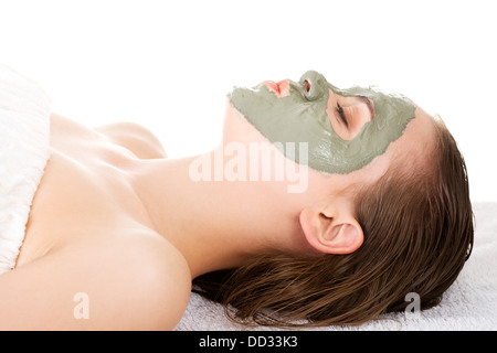 Soins de beauté spa salon de coiffure. Femme avec masque facial. Isolated on white Banque D'Images