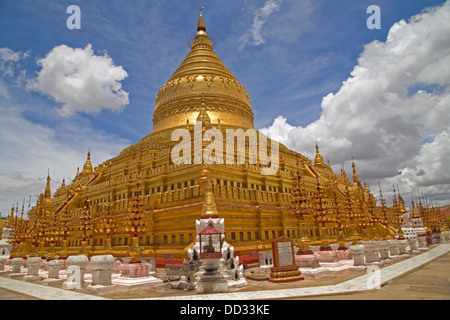 La Pagode Shwezigon Paya Shwezigon ou est un temple bouddhiste situé à Nyaung-U, une ville près de Bagan, en Birmanie, construit par le roi Anaw Banque D'Images