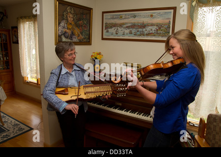 Mère et fille jouer de la musique. Cornemuse et violon. Les Américains en suédois, Leavenworth au Kansas. Banque D'Images