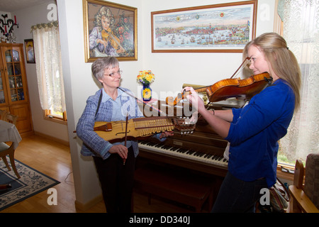 Mère et fille jouer de la musique. Cornemuse et violon. Les Américains en suédois, Leavenworth au Kansas. Banque D'Images