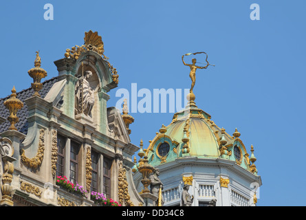 Les toits des bâtiments historiques de la Renaissance sur la Grand Place à Bruxelles, en Belgique, en clair Banque D'Images