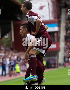 Edimbourg, Ecosse. Août 24, 2013. Cœurs Jamie Walker célèbre son but avec Jason Holt à mettre 1-0 coeurs pendant le Scottish Premiership match entre Hearts et Aberdeen, de Parc de Murrayfield Stadium, Edimbourg. Credit : Action Plus Sport/Alamy Live News Banque D'Images