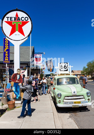 Vieille voiture à l'extérieur de l'Ange et Vilma Delgadillo's Route 66 Cadeaux sur l'historique Route 66, Seligman, Arizona, USA Banque D'Images